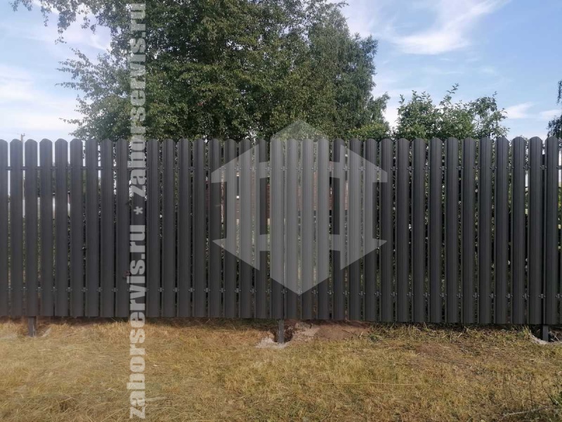 Забор из металлического штакетника на забивных столбах на 8 соток