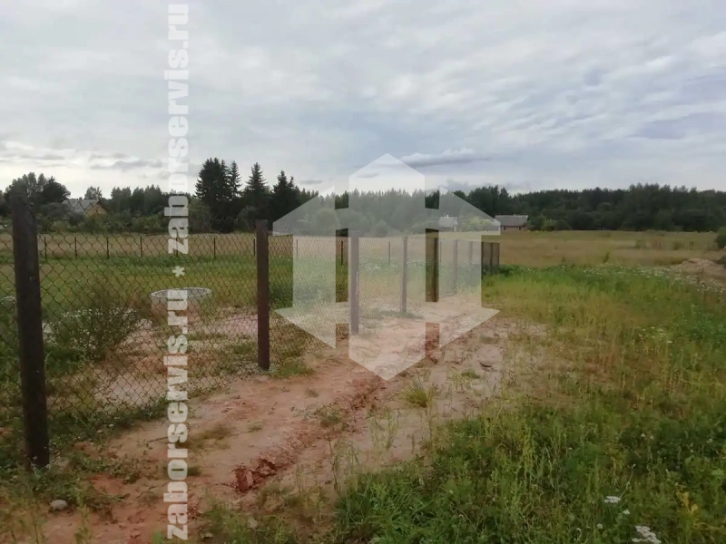 Забор из сетки рабицы в натяг с протяжкой арматуры 102 метра