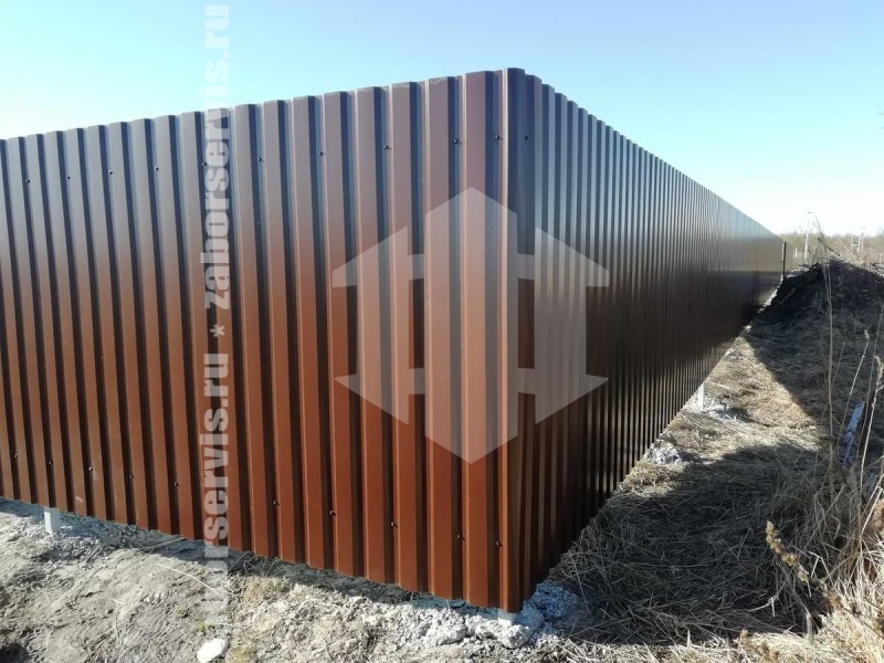 Забор из профнастила на забивных столбах на 6 соток