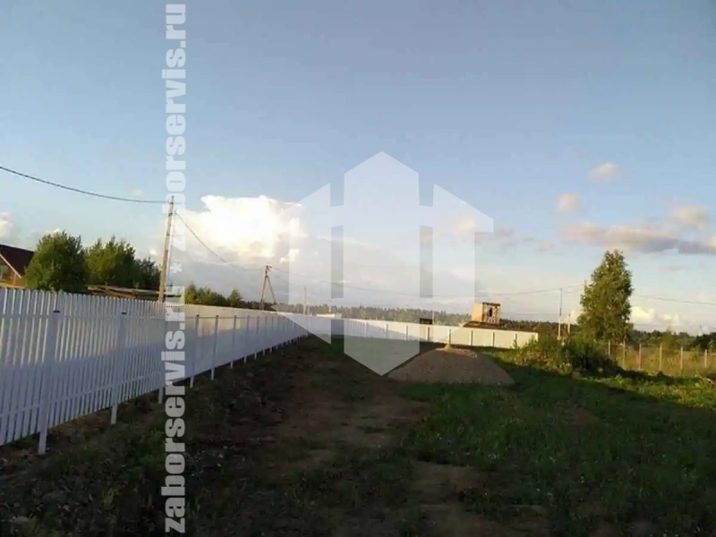 Заборы из металлического штакетника шахматка 94 метра