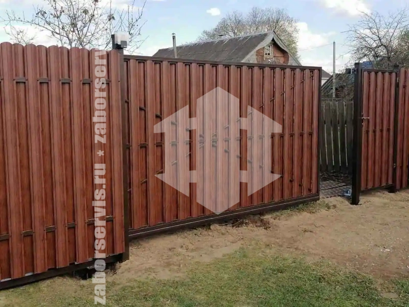 Заборы из металлического штакетника шахматка 44 метра