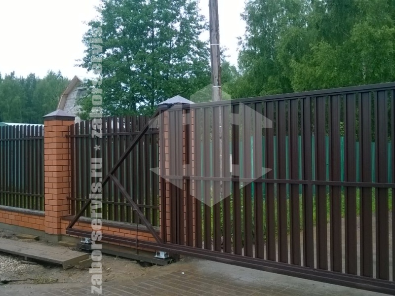 Ворота откатные из штакетника коричневые